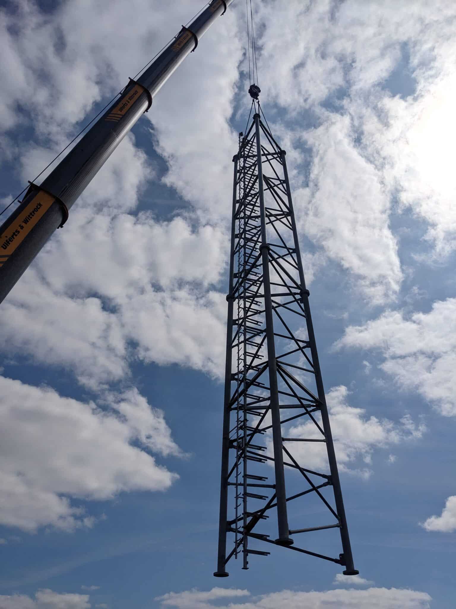 Monteure auf einem Funkturm